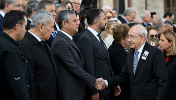 Cenaze töreninde dikkat çeken anlar. Kemal Kılıçdaroğlu ile Özgür Özel tokalaştı