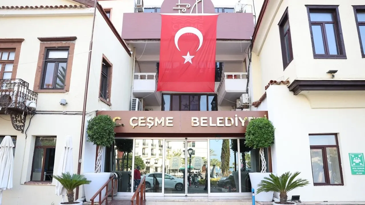 Çeşme Belediyesi’ne yolsuzluk operasyonu. Başkan yardımcısına gözaltı kararı