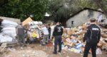 Çöp ev operasyonu: 8 kamyon atık çıkarıldı