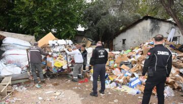 Çöp ev operasyonu: 8 kamyon atık çıkarıldı