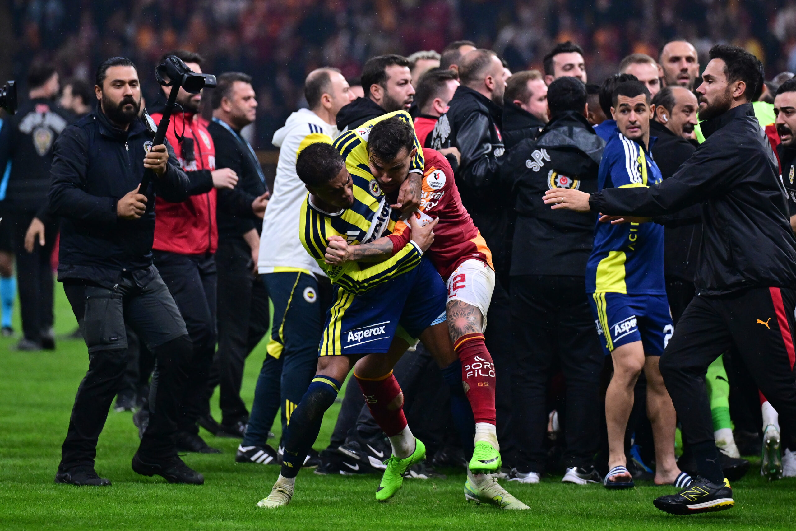 Derbi sonrası kavga eden futbolculara ceza kapıda. 10 maça kadar men gelebilir