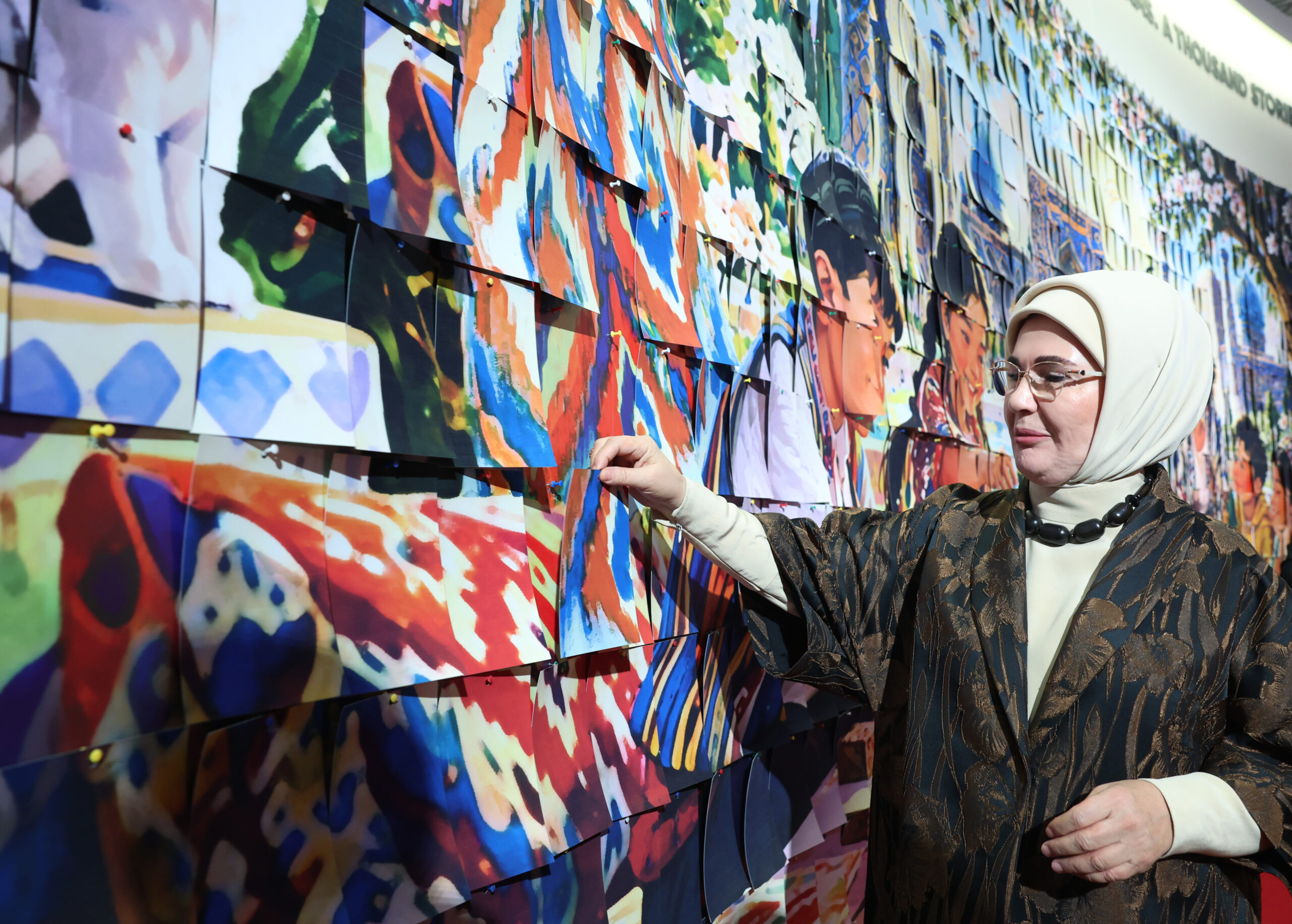 Emine Erdoğan’dan Semerkant’ta çocukların geleceğine odaklanan sergiye ziyaret