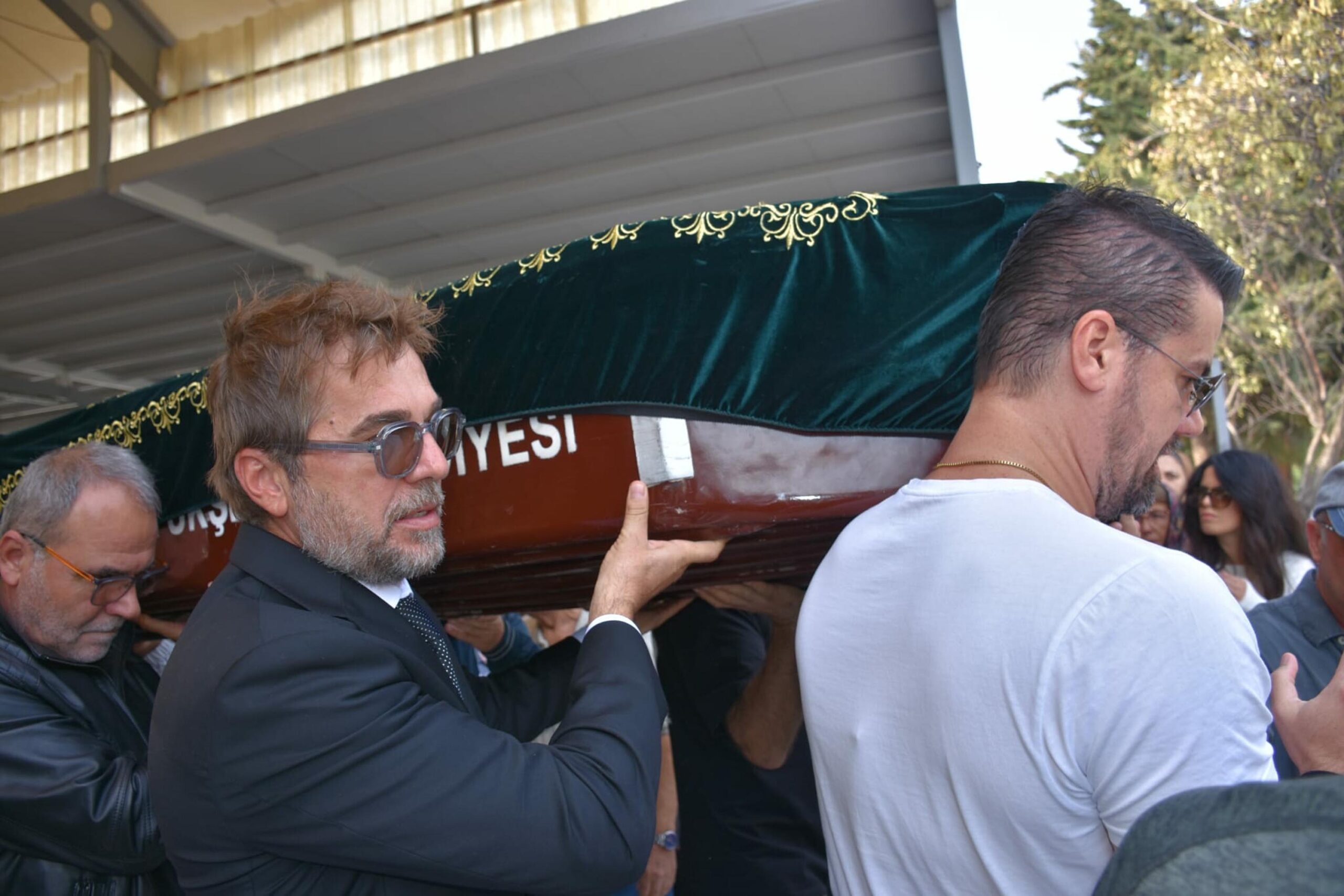 Engin Altan Düzyatan’ın babası son yolculuğuna uğurladı