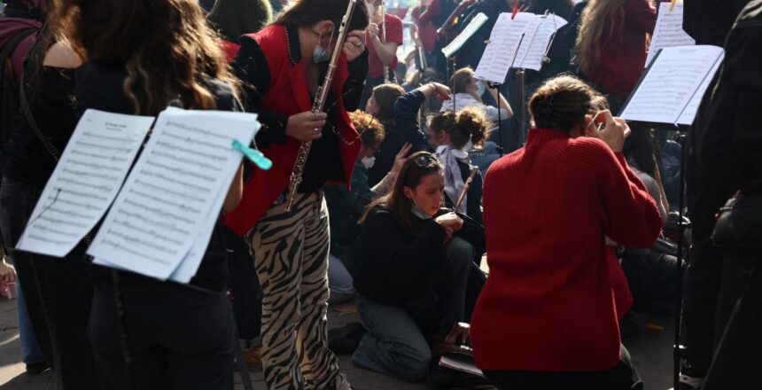 Eylemlere destek için sokağa çıkan orkestra, gaz altında bile susmadı. Şarkılar dikkat çekti