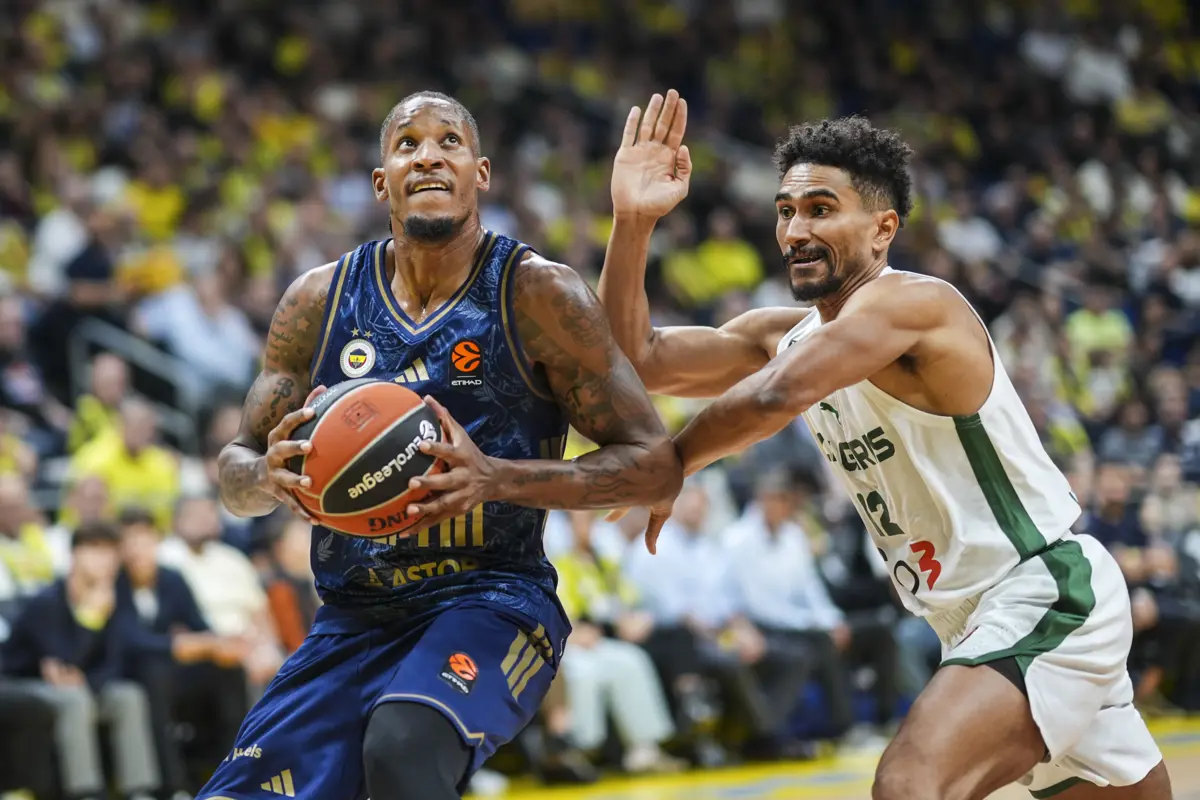 Fenerbahçe Tarfin sahasında rakip tanımıyor. Zalgiris’e 19 sayı fark