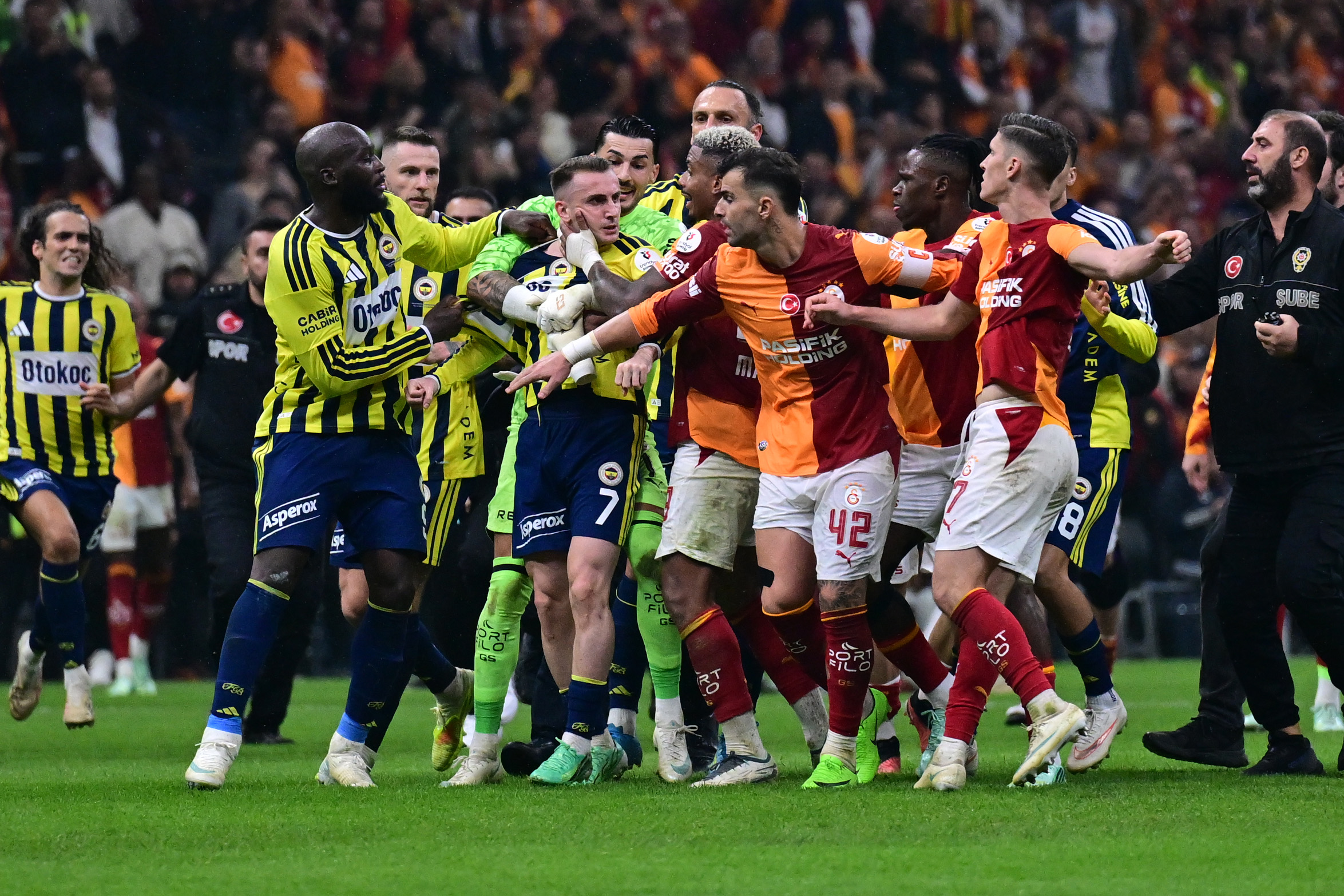 Fenerbahçe’den derbi sonrası çıkan kavga için açıklama. “Futbolcularımıza saldırıldı”