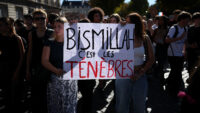 Fransa’da eylemciler neden “Bismillah, c’est les ténèbres” sloganını kullanıyor?