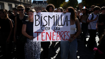 Fransa’da eylemciler neden “Bismillah, c’est les ténèbres” sloganını kullanıyor?