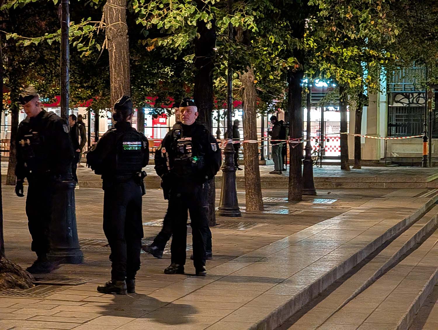 Fransa’da Paris ve bazı kentlerdeki kısmi sokağa çıkma yasağı uzatıldı