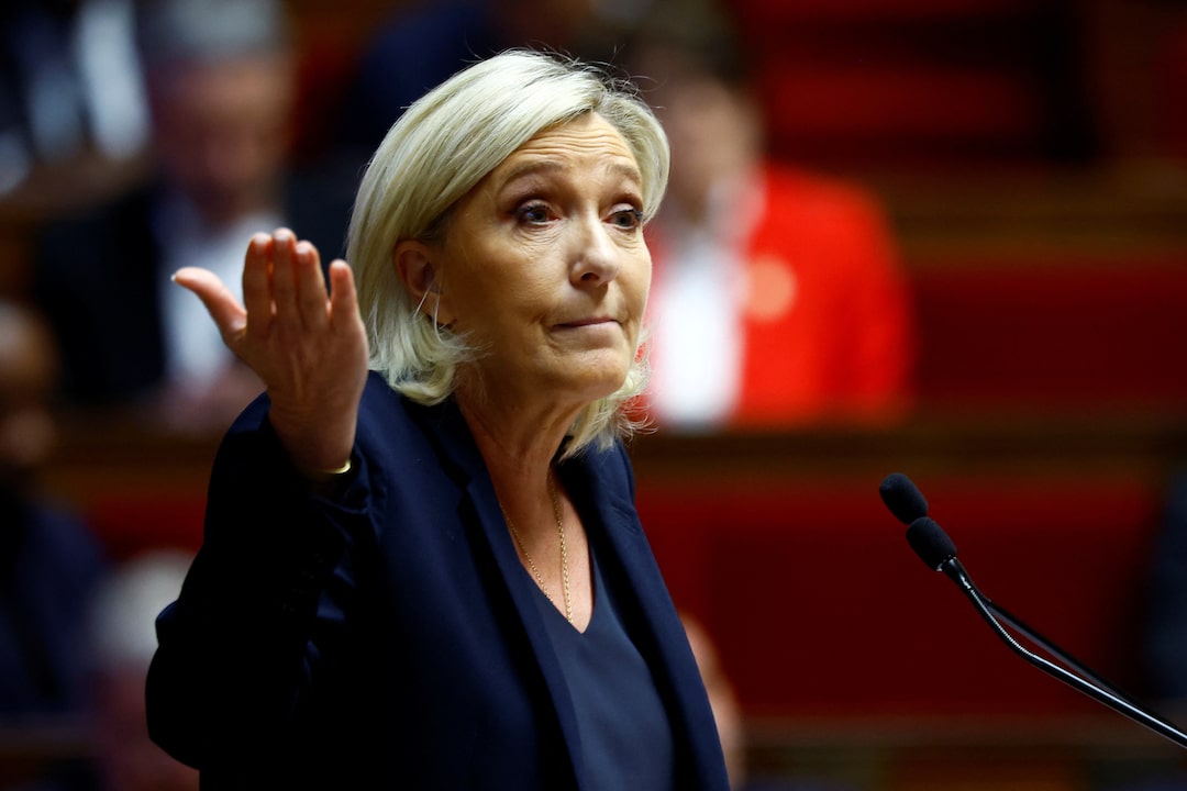 Fransa’daki kaos devam ediyor. Le Pen sokaktaki öfkeyi oya çevirme peşinde