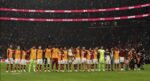 Galatasaray 10 kişilik galibiyeti taraftarıyla kutladı