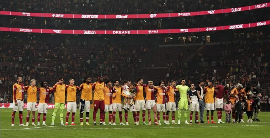 Galatasaray 10 kişilik galibiyeti taraftarıyla kutladı