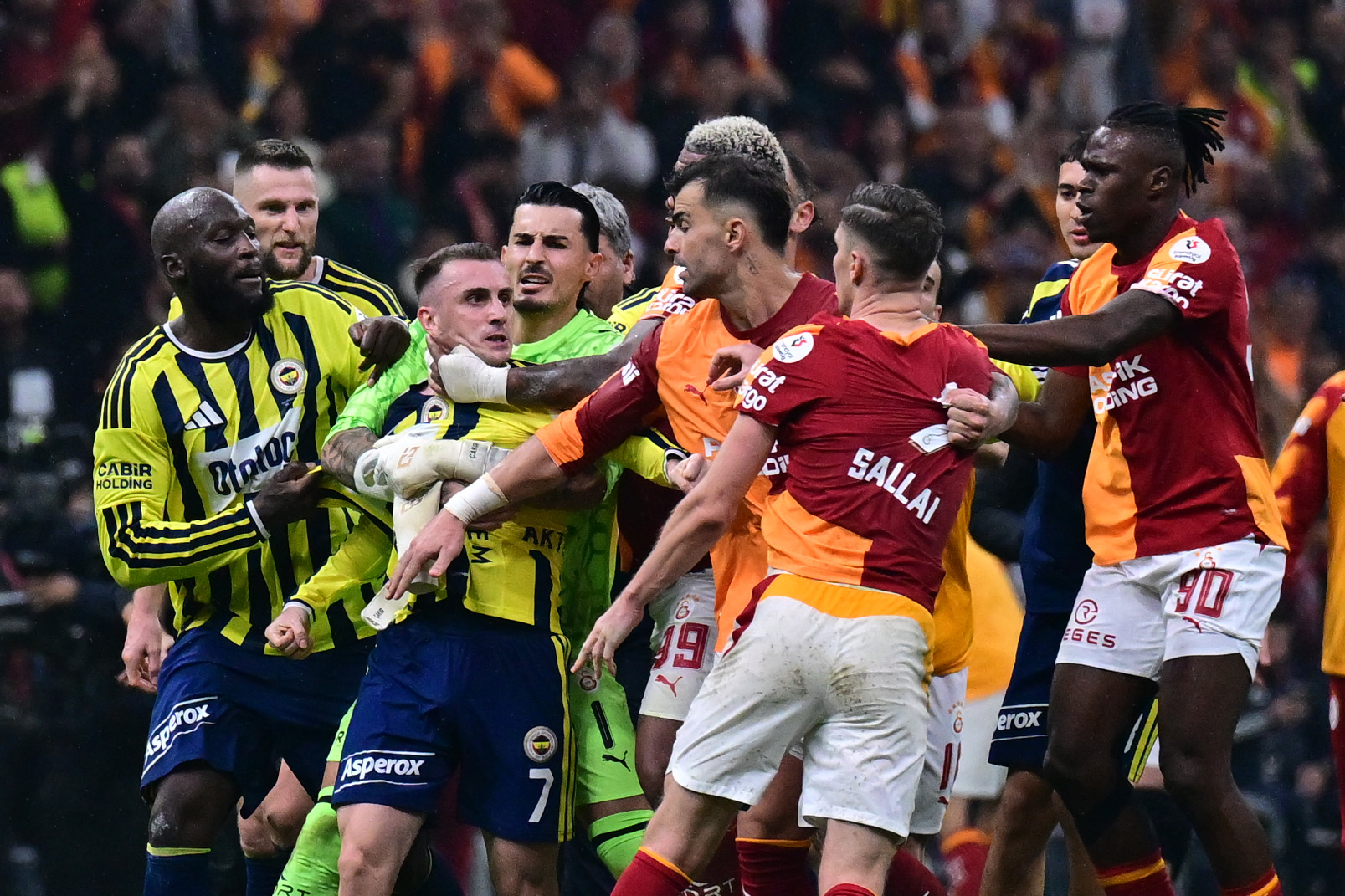 Galatasaray’dan derbi sonrası olayları için sert açıklama