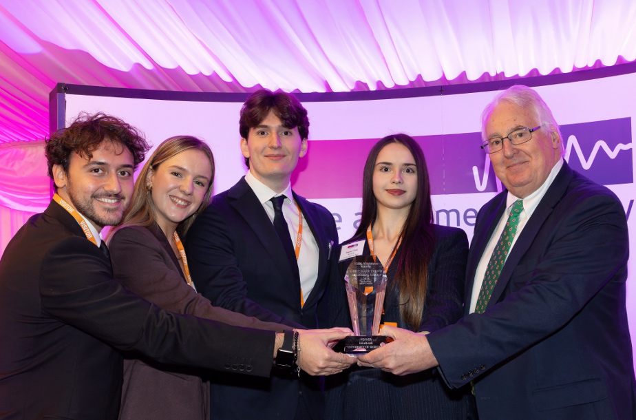 İngiltere’de 4 Türk öğrencinin yapay zeka destekli akıllı saat projesine ödül