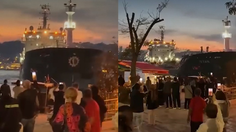 İstanbul Boğazı’nda gemi arızası. Kıyıya metreler kala durabildi