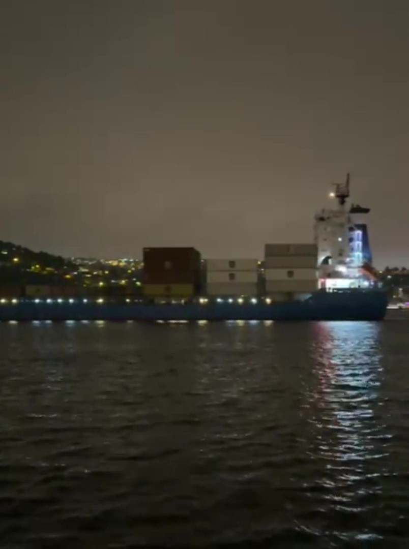 İstanbul Boğazı’nda gemi arızası. Sürüklenerek ters döndü