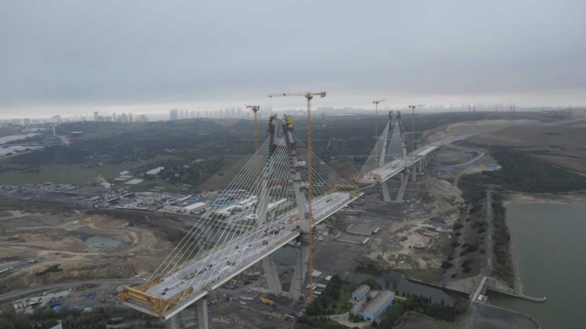 İstanbul’a 8 şeritli yeni köprü geliyor. 196 metre yüksekliğindeki kuleler yükseliyor