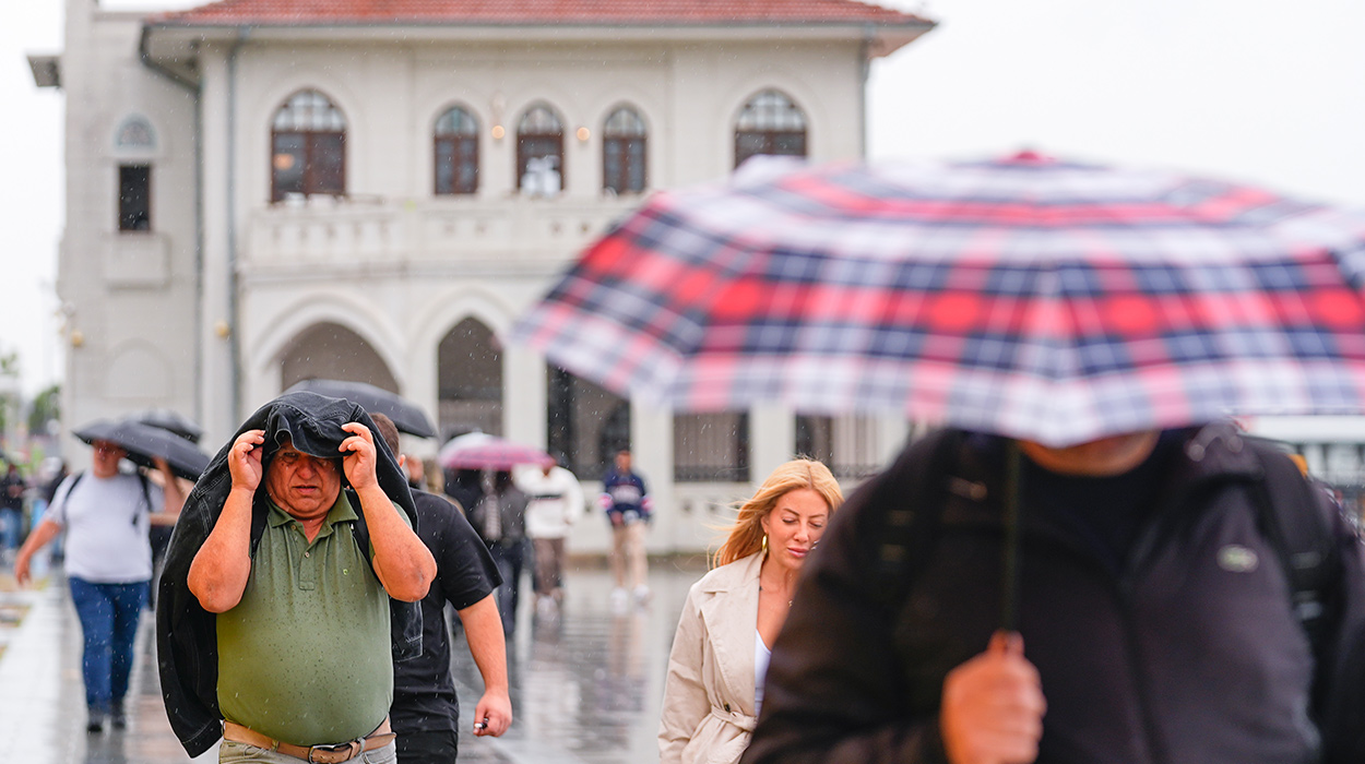 İstanbul’a yağmur ve fırtına geliyor. Sel ve su baskını uyarısı yapıldı