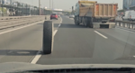 İstanbul’da trafikte ilginç anlar. Kamyonun iki lastiği peş peşe yerinden çıktı