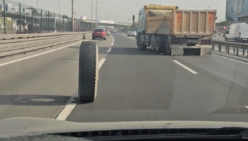 İstanbul’da trafikte ilginç anlar. Kamyonun iki lastiği peş peşe yerinden çıktı