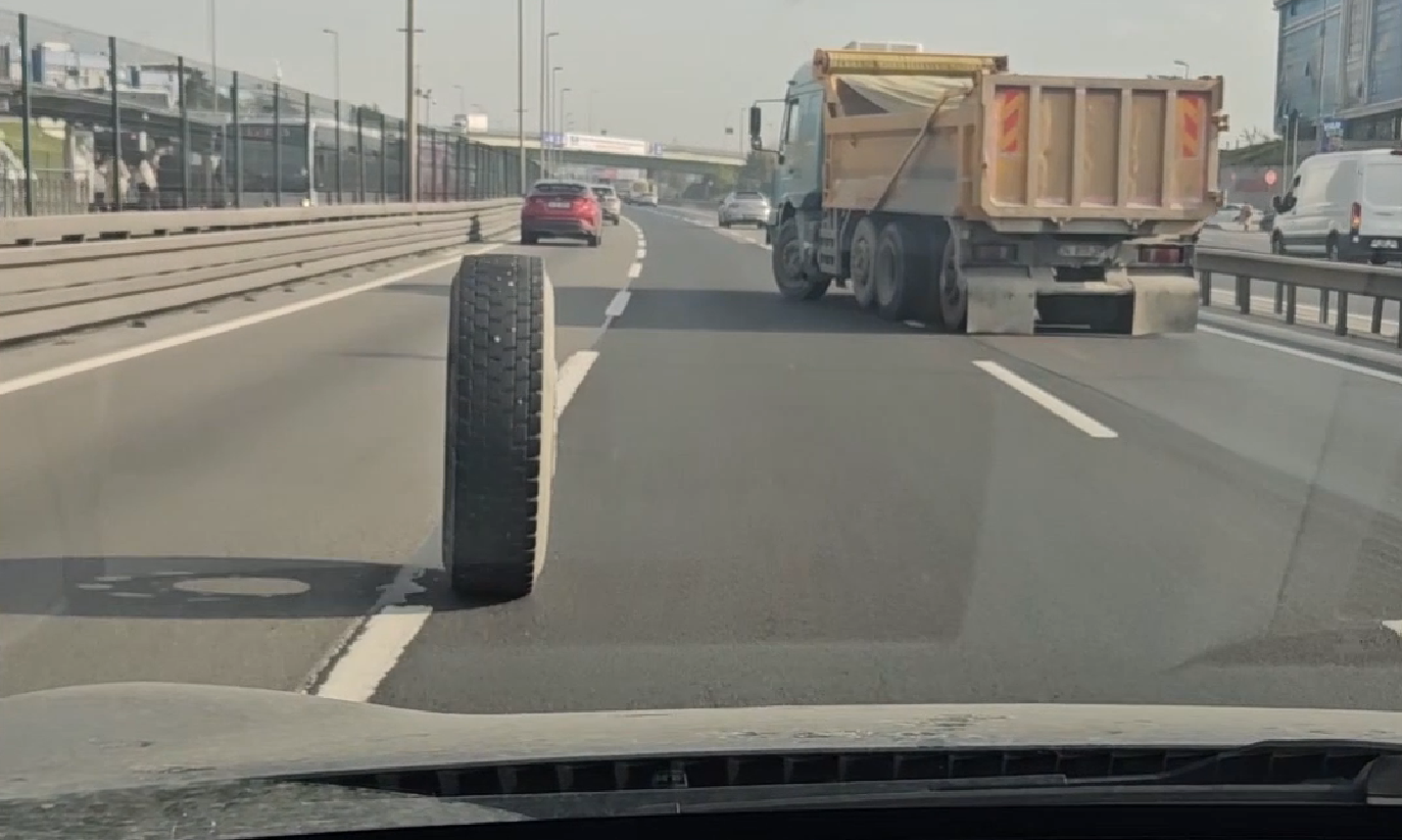 İstanbul’da trafikte ilginç anlar. Kamyonun iki lastiği peş peşe yerinden çıktı