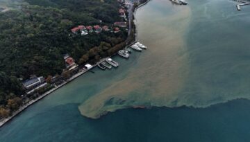 İstanbul’da yağmurun etkisiyle denizin rengi değişti