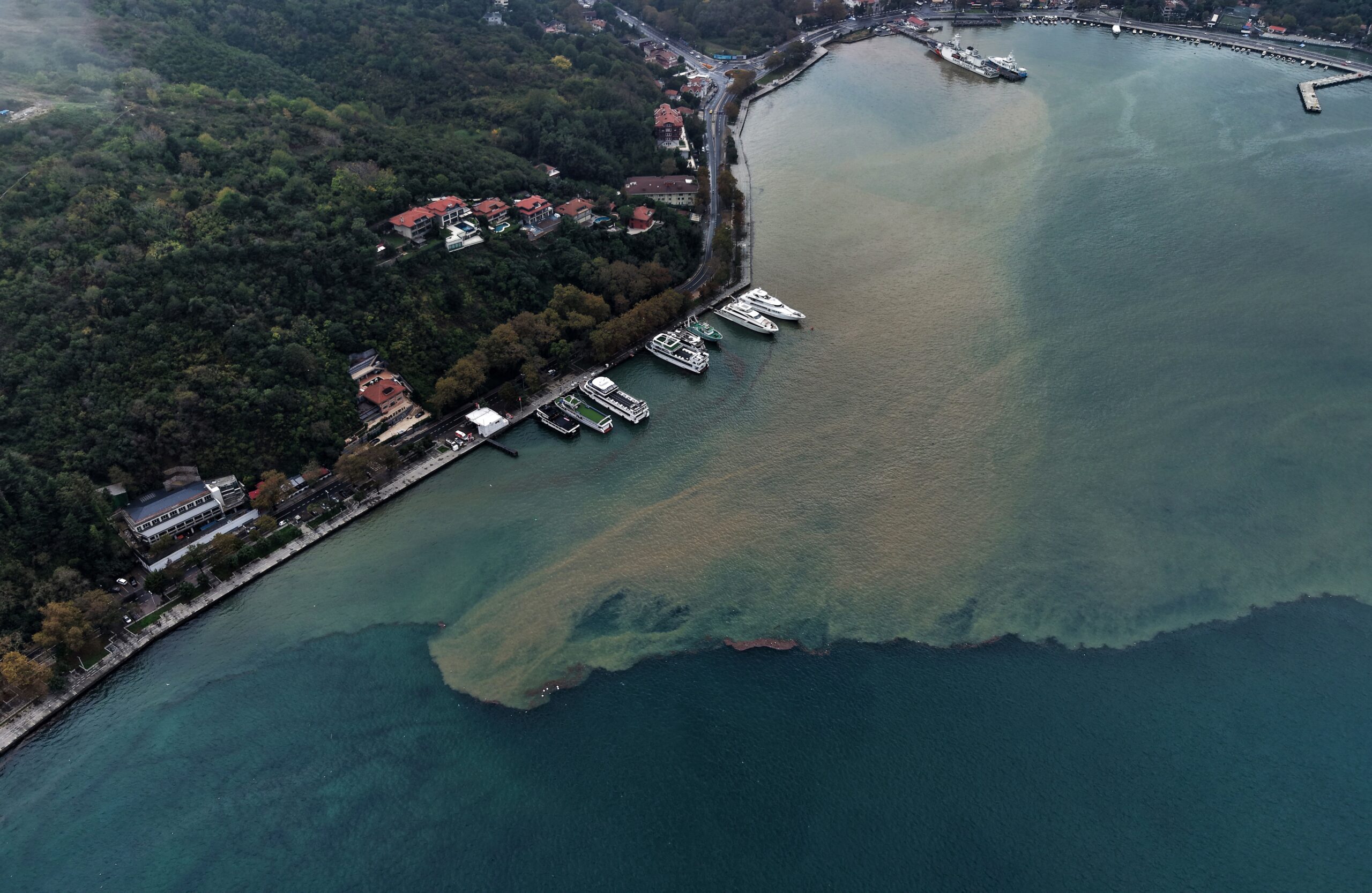 İstanbul’da yağmurun etkisiyle denizin rengi değişti