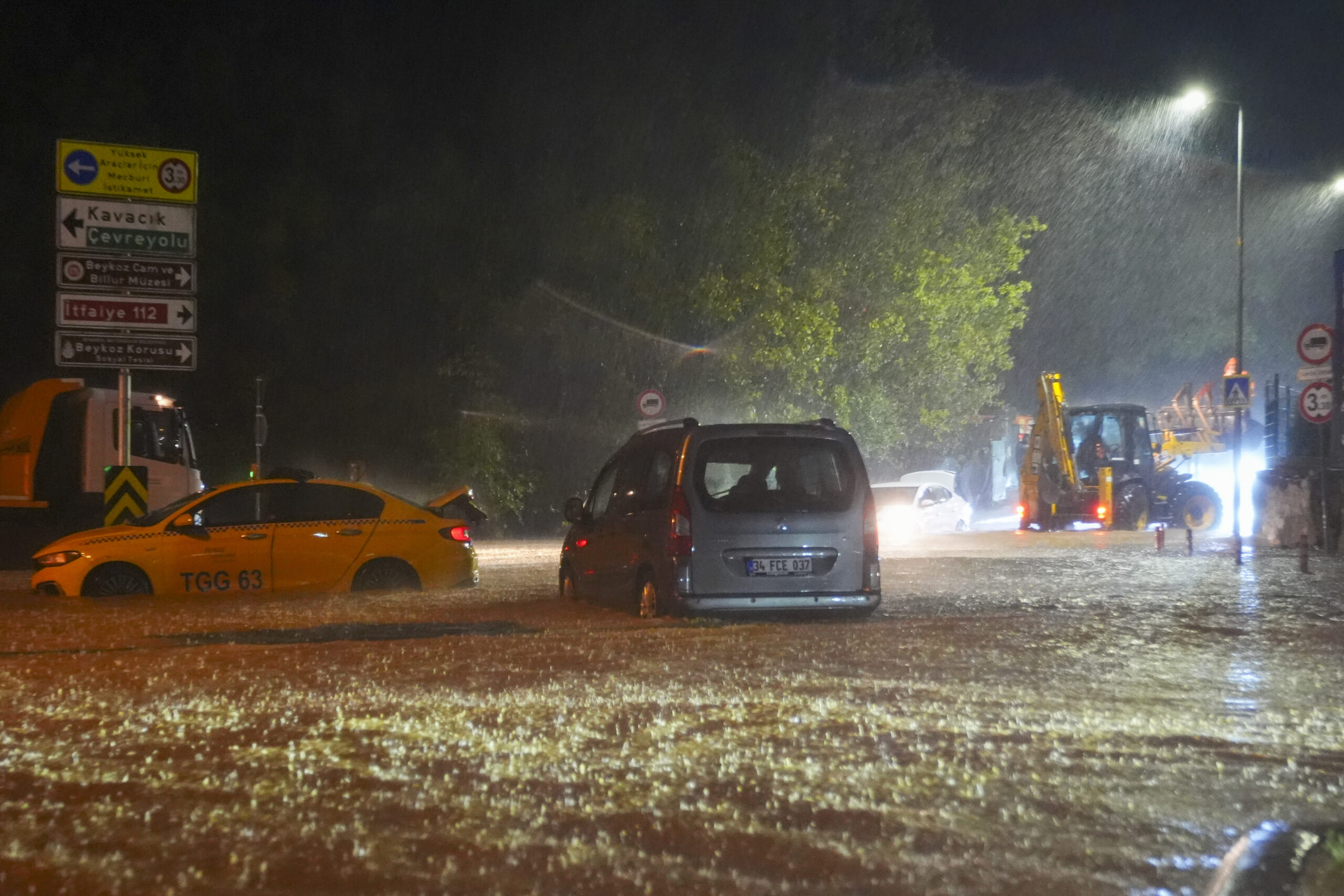 İstanbul’u sağanak ve fırtına vurdu. Yollar göle döndü, araçlar suya gömüldü