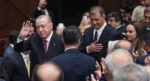 İzmir ilk kez AK Parti’de. Cemil Tugay’ın rozetini Cumhurbaşkanı Erdoğan taktı