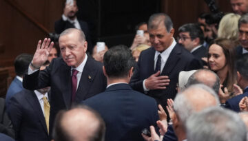 İzmir ilk kez AK Parti’de. Cemil Tugay’ın rozetini Cumhurbaşkanı Erdoğan taktı