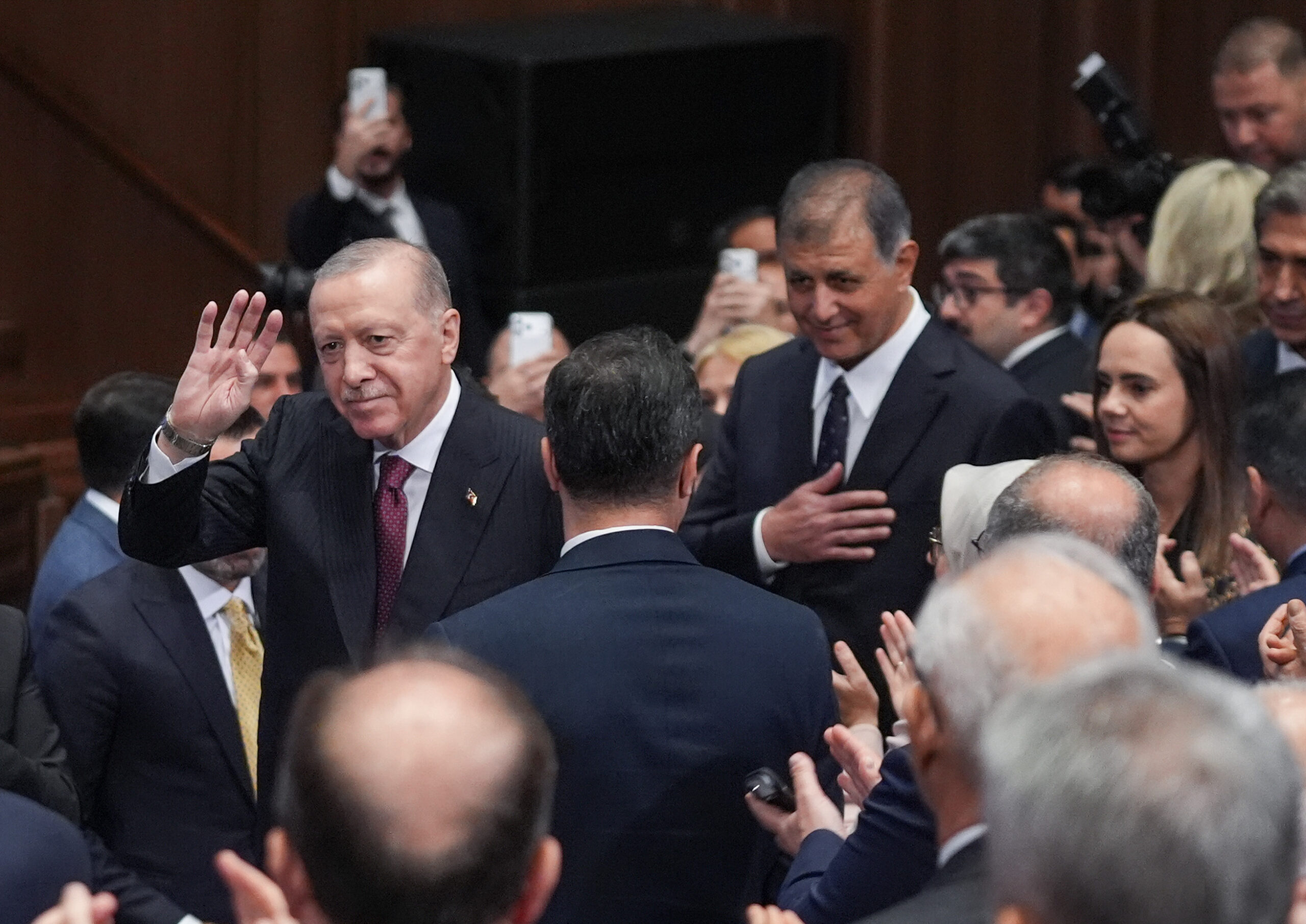 İzmir ilk kez AK Parti’de. Cemil Tugay’ın rozetini Cumhurbaşkanı Erdoğan taktı