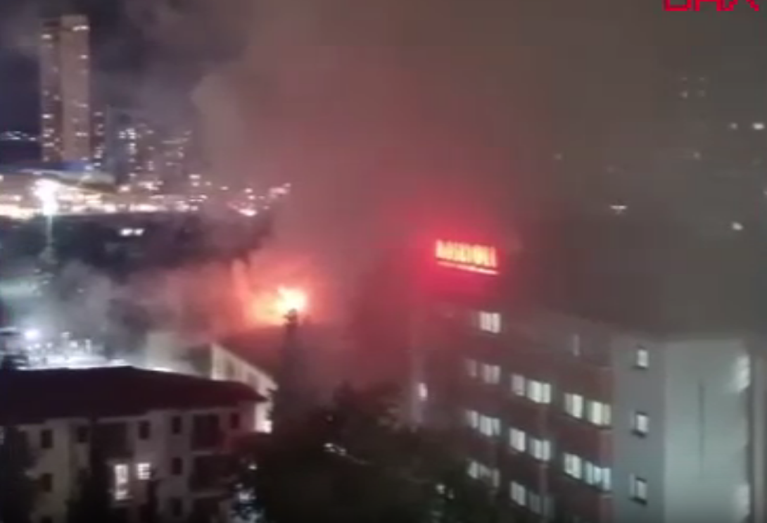 Kartal’da hastanenin çatısında yangın