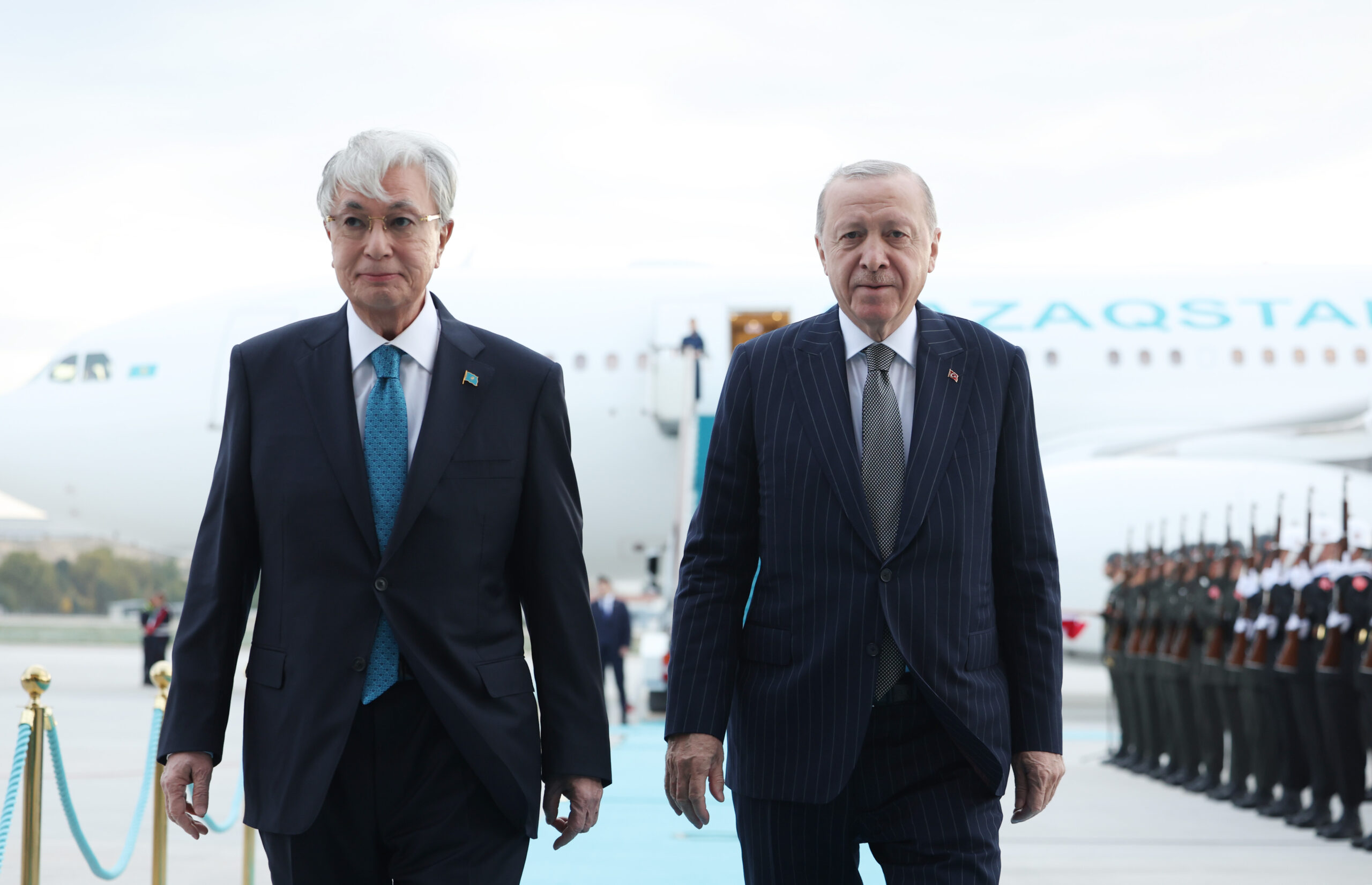 Kazakistan Cumhurbaşkanı Tokayev Ankara’da. Cumhurbaşkanı Erdoğan törenle karşıladı