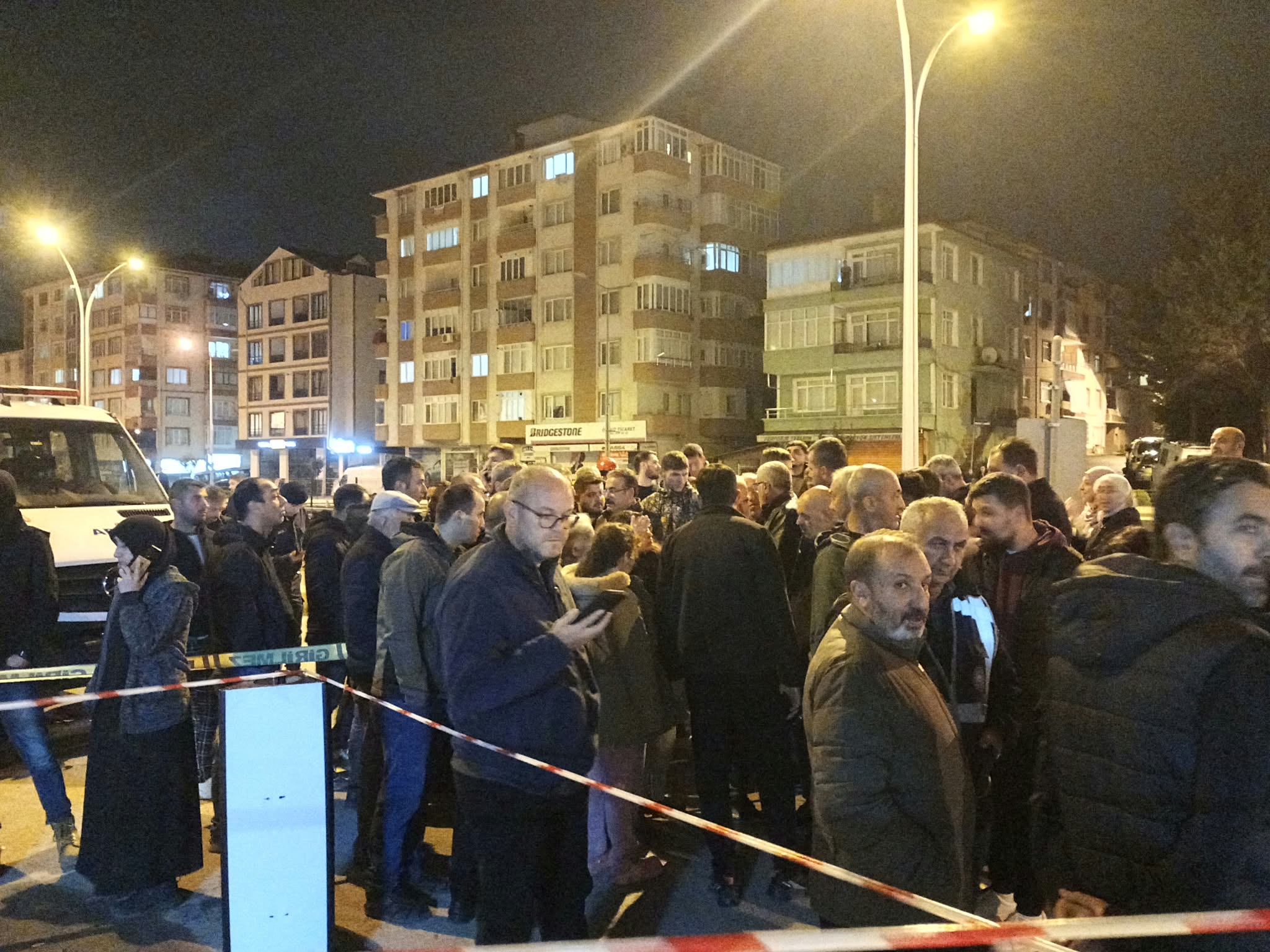 Kocaeli’de 7 katlı bina boşaltıldı. Kolonlarından ses geldi