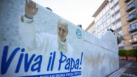 Koltuk 90 dakika sahipsiz kaldı. Papa Leo yokken Katolik dünyasını kim yönetiyor?
