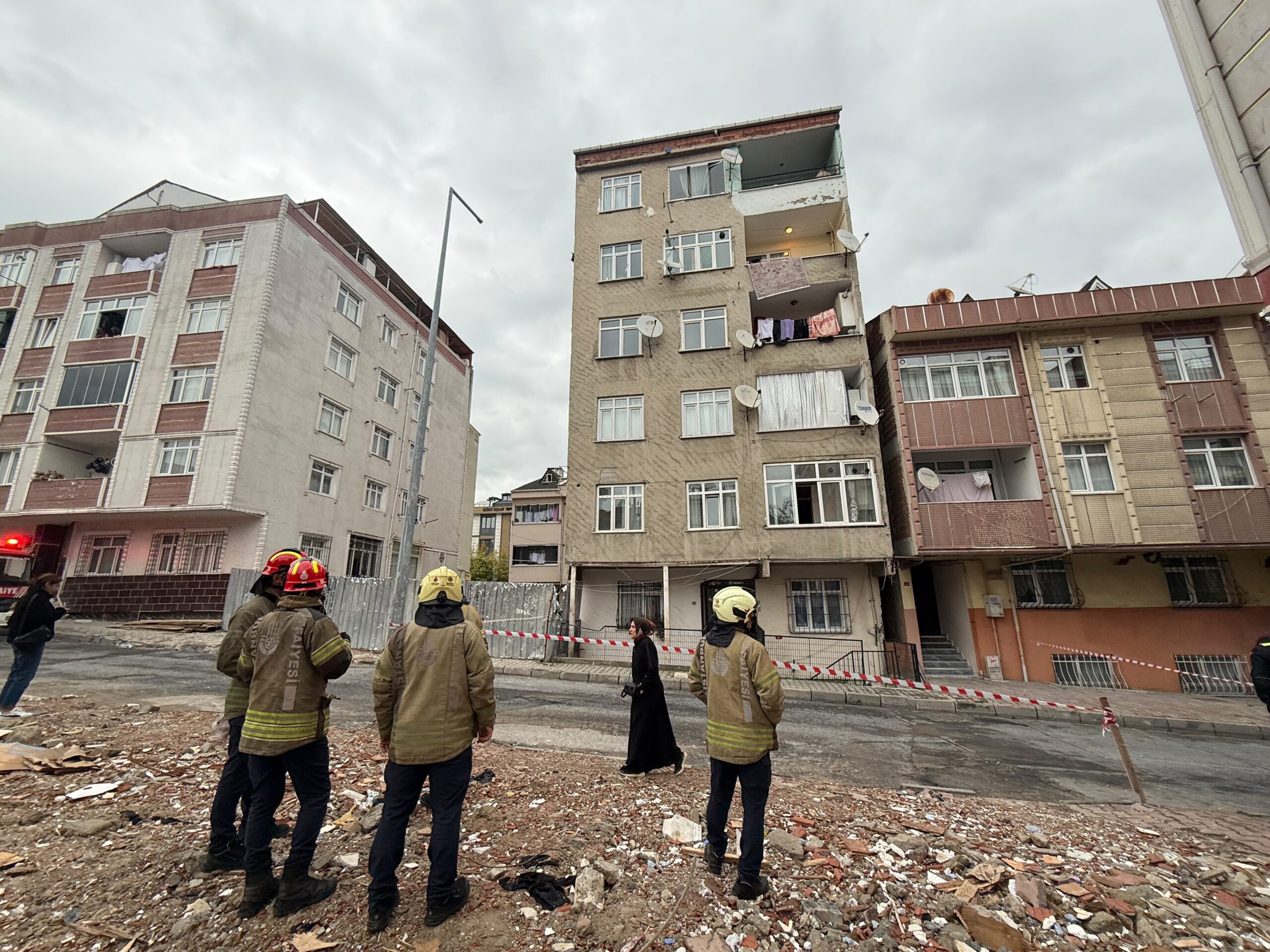 Küçükçekmece’de 7 katlı bina tahliye edildi. Çatlama sesleri geldi