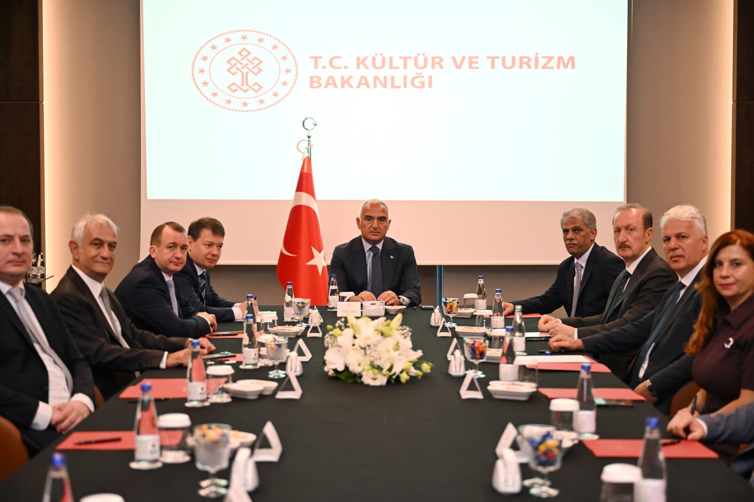 Kültür ve Turizm Bakanı Ersoy’dan Rusya ile uçak seferlerini artırma hamlesi