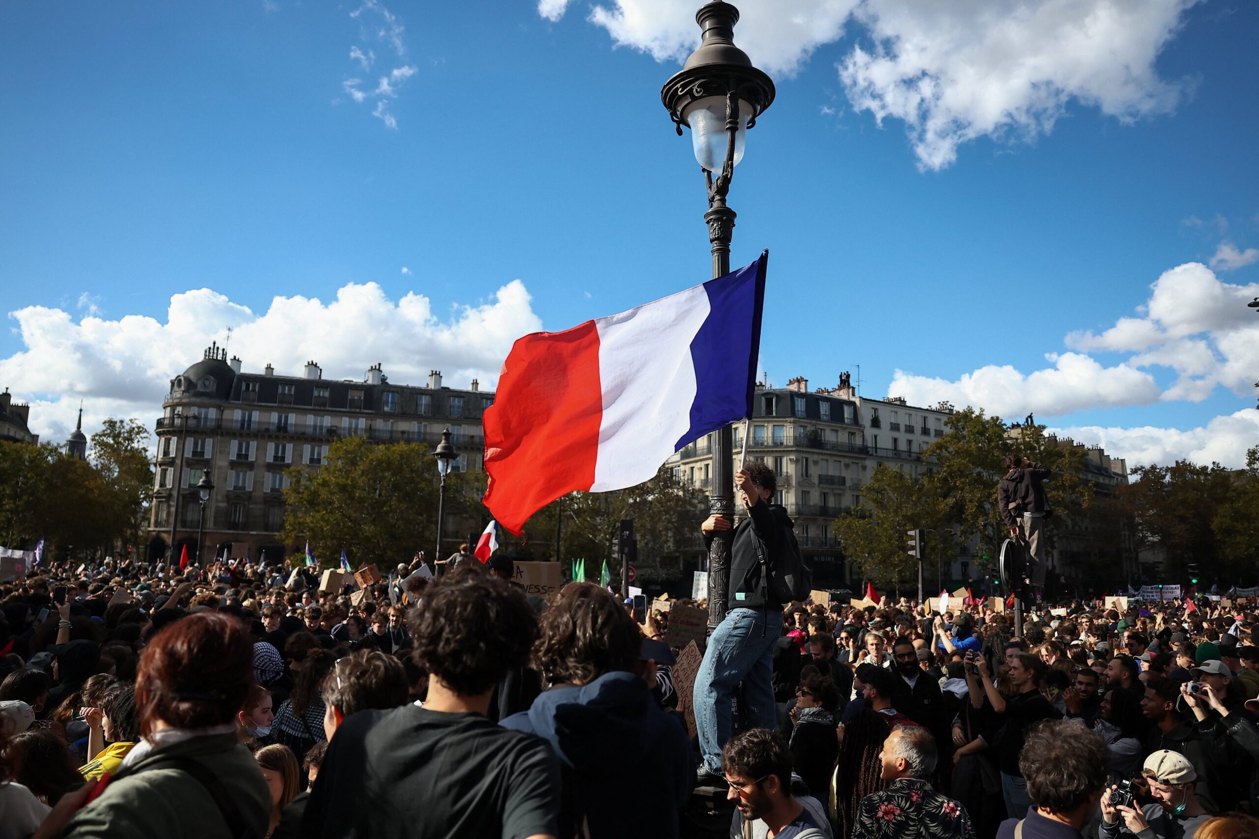 Macron’un teklifi yetmedi. Fransa’da liselilerden yeni eylem çağrısı