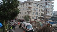 Maltepe’de çöken binadan kurtarılan vatandaş: Binamız çatlaktı, çatır çatır ses duyuluyordu