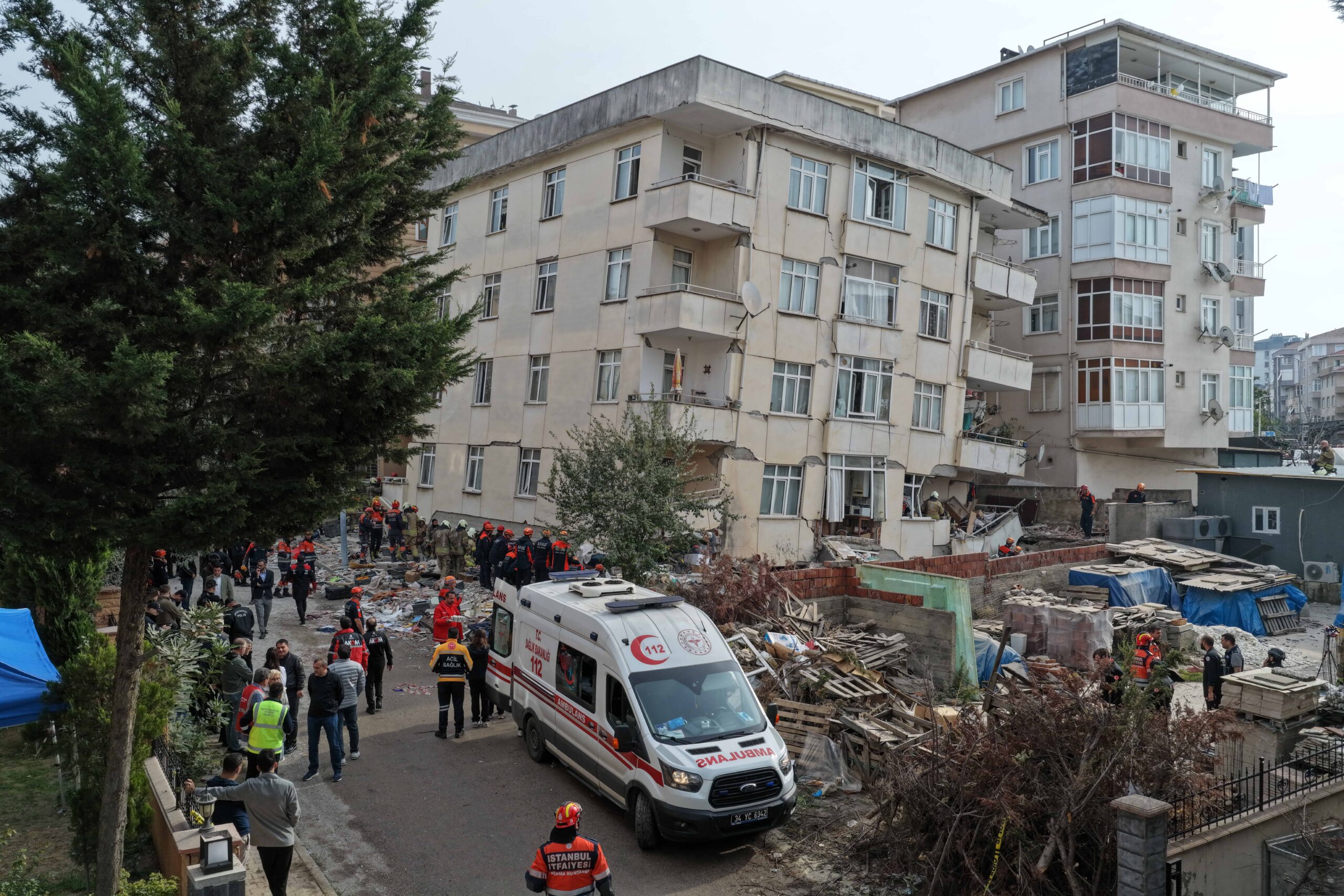 Maltepe’de çöken binadan kurtarılan vatandaş: Binamız çatlaktı, çatır çatır ses duyuluyordu