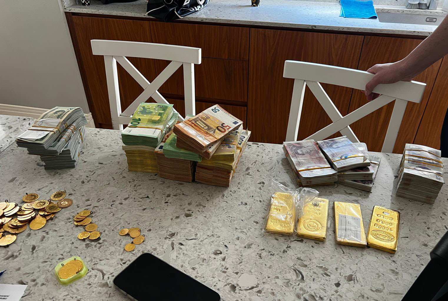 Mersin Büyükşehir Belediyesi’ne yolsuzluk soruşturması. Evinden servet çıktı