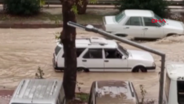 Mersin’de şiddetli sağanak: Cadde ve sokaklar göle döndü