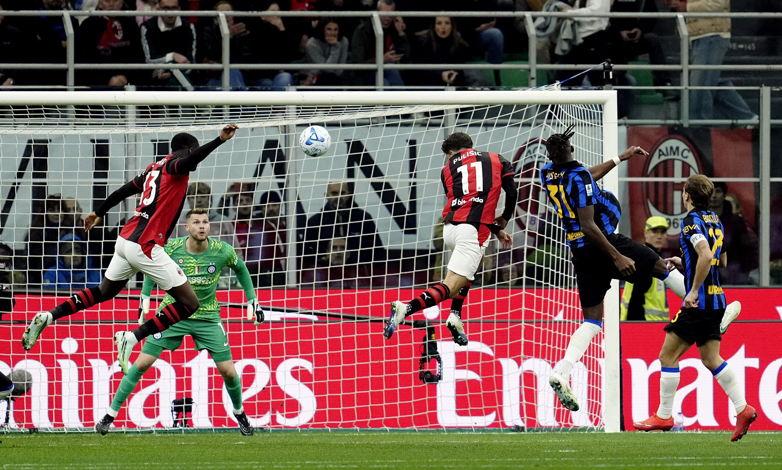 Milano derbisinde Milan, Inter’in fişini ilk yarıda çekti