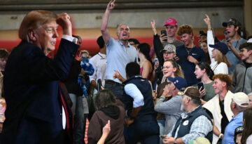 Mitingde Trump’ı protesto edenler yaka paça salondan atıldı