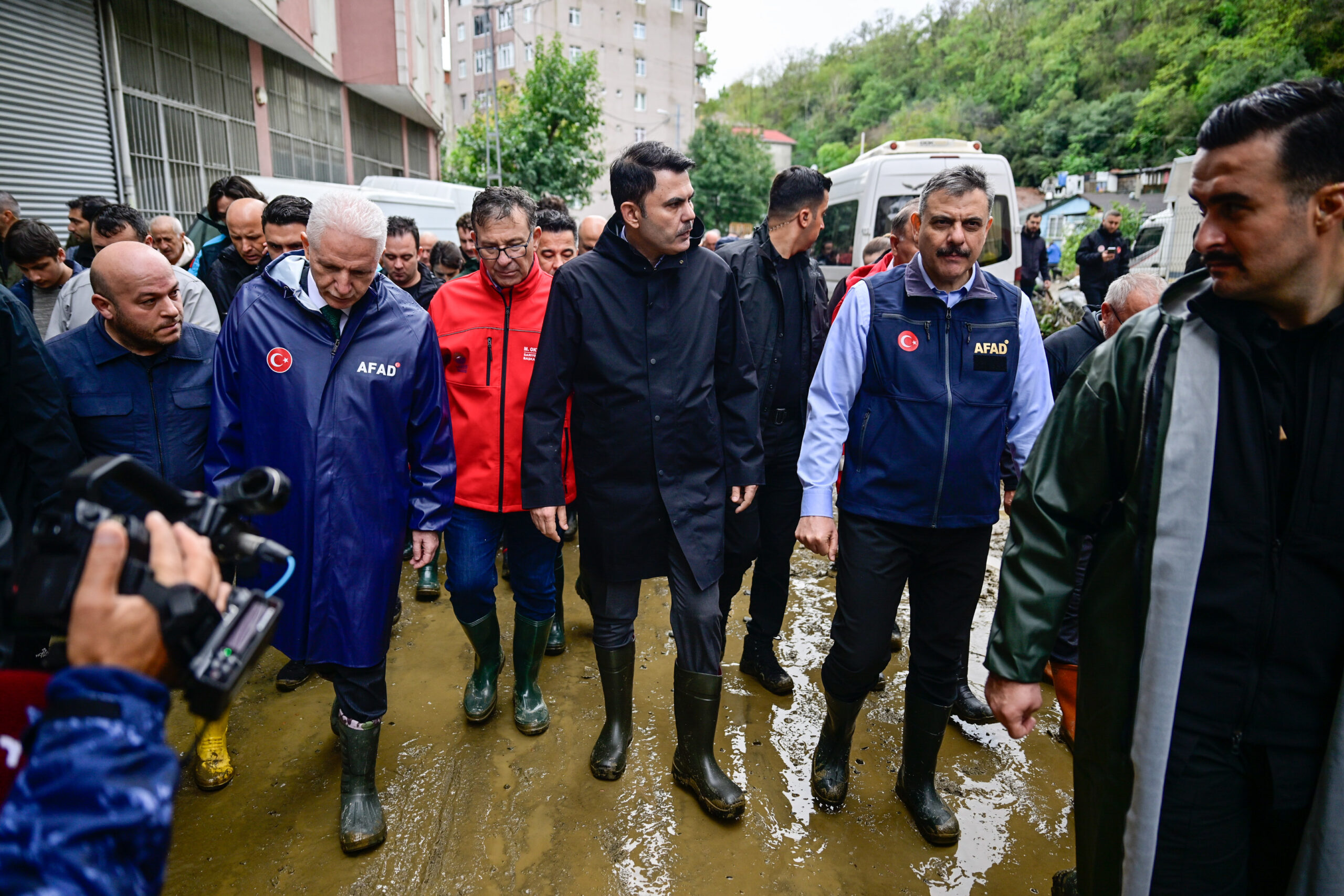 Murat Kurum’dan Özgür Özel’e sel tepkisi: “Yalan söyleyerek siyaset yapıyorlar”