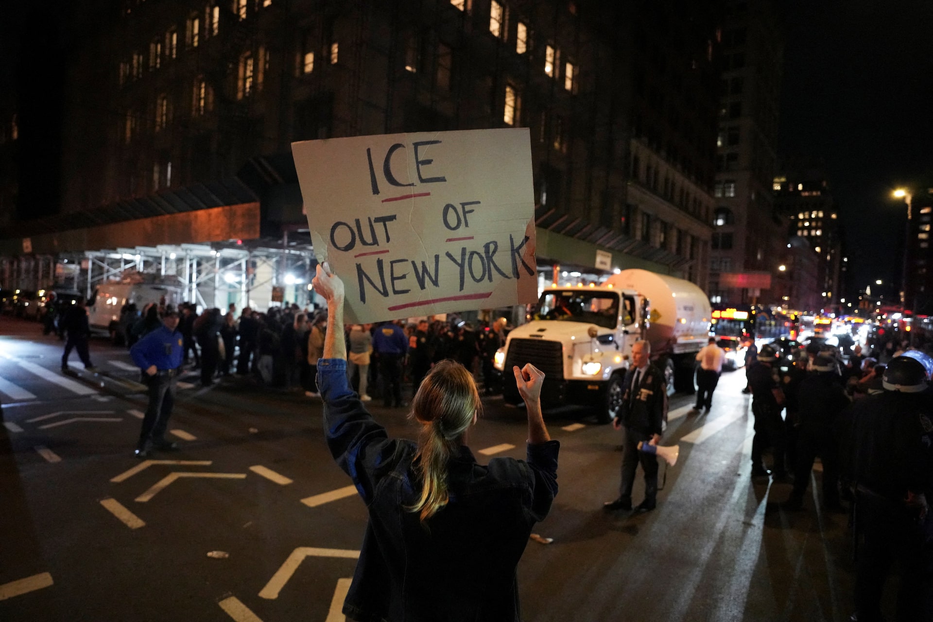 New York’ta göçmen operasyonunda yine silahlar patladı. Yüzlerce kişi sokağa çıktı