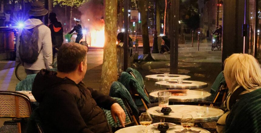 Otel rezervasyonları eriyor. Turistler Fransa’dan kaçıyor