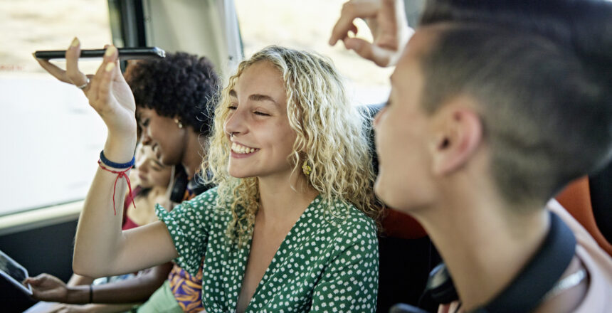 Otobüslerde kulaklıksız müzik dinleyenlere para cezası geliyor