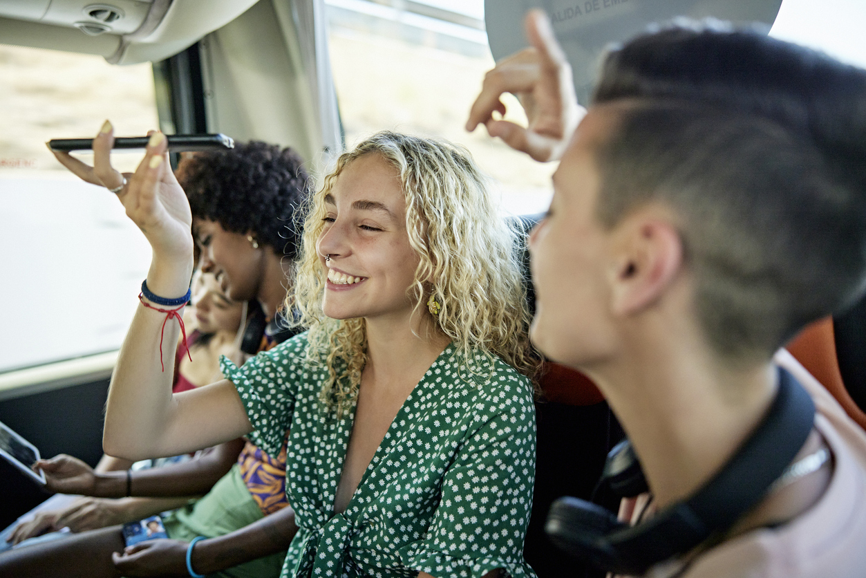 Otobüslerde kulaklıksız müzik dinleyenlere para cezası geliyor