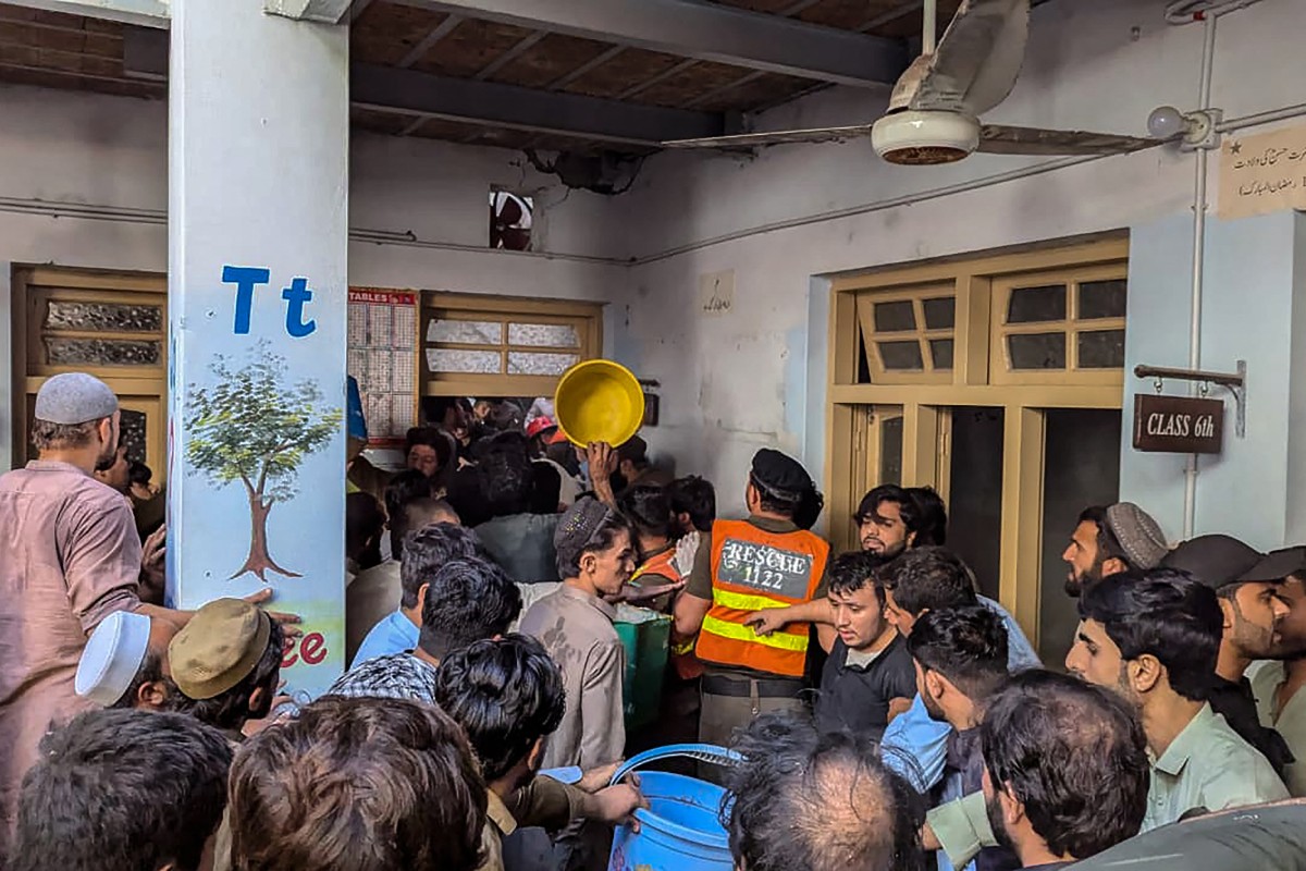 Pakistan’da okulun çatısı çöktü. 17 öğrenci, 1 öğretmen hayatını kaybetti
